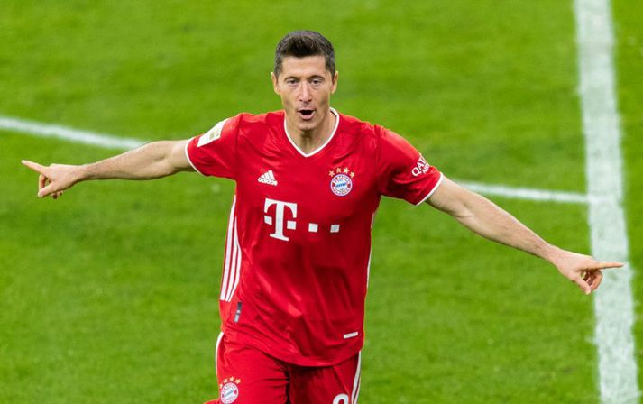 Markavélin Robert Lewandowski freistar þess að skora gegn Atlético Madrid í kvöld.