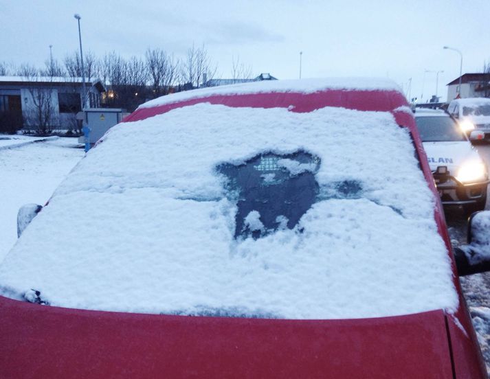 Eins og sjá má á myndinni huldi snjór nánast alla framrúðu bílsins.