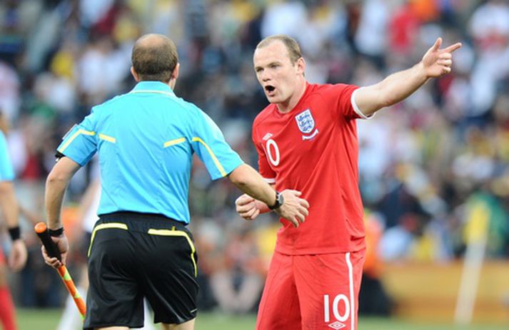 Wayne Rooney ræðir við Espinosa.