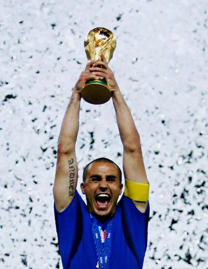 Fabio Cannavaro lyfti bikarnum í Þýskalandi árið 2006.