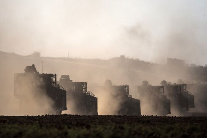 Heildarfjöldi látinna á Gaza er um áttatíu og á sjötta hundrað eru særðir.