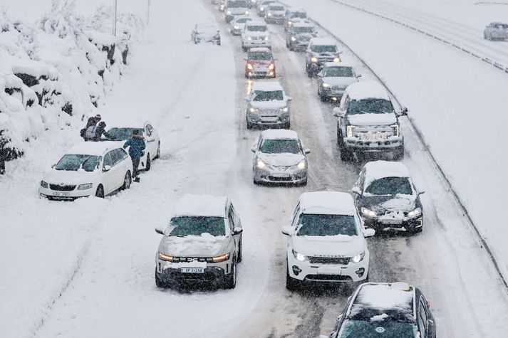 Vegagerðin reiknar með erfiðum aðstæðum í efri byggðum höfuðborgarsvæðisins á morgun. Þó má ætla að þær verði ekki jafnerfiðar og í október, þegar þessi mynd var tekin.