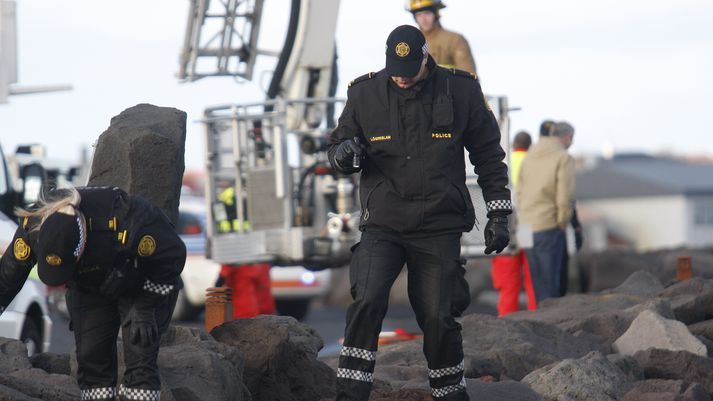Lögreglan rannsakar vettvang málsins í fjörunni í Reykjanesi.