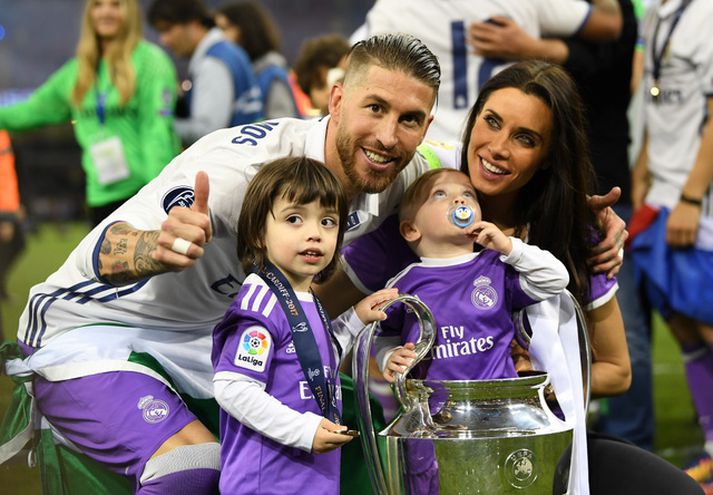 Ramos í faðmi fjölskyldunnar eftir úrslitaleikinn.