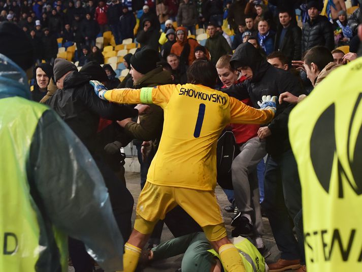 Markvörður Dynamo reynir hér að stöðva stuðningsmenn félagsins sem eru að ganga í skrokk á öryggisverði i síðasta leik félagsins í Evrópudeildinni.