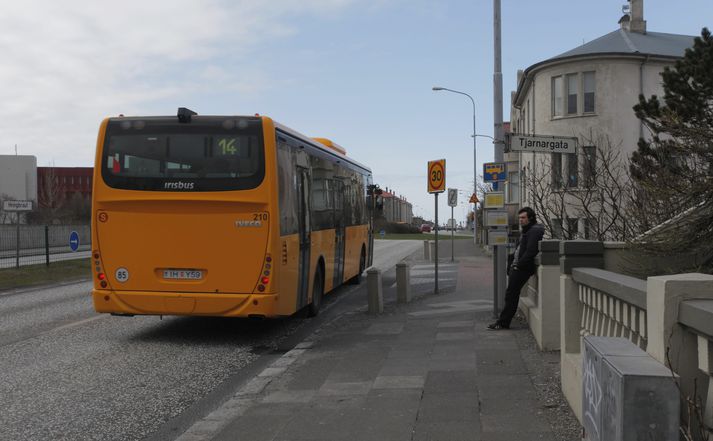 Strætisvagn við Hringbraut.