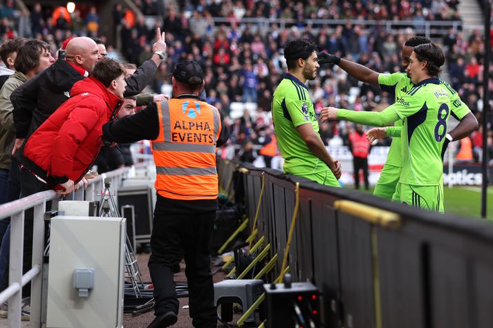 Raul Jimenez fagnar hér marki beint fyrir framan reiða stuðningsmenn Sunderland