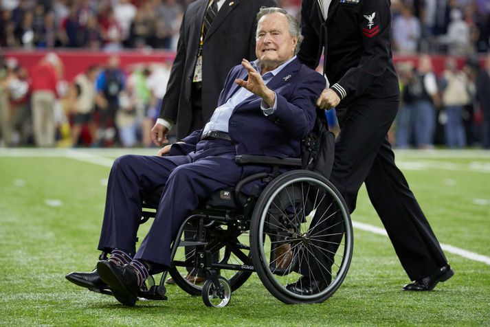 George H.W. Bush er nú 93 ára gamall.