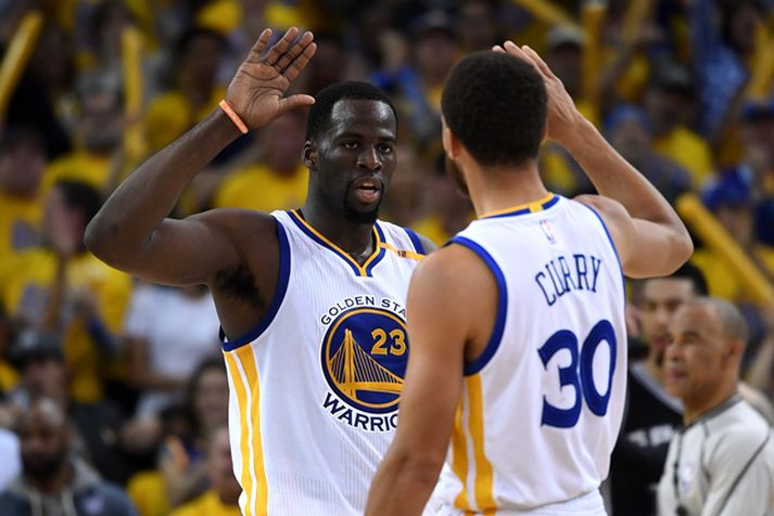 Draymond Green og Stephen Curry fagna.