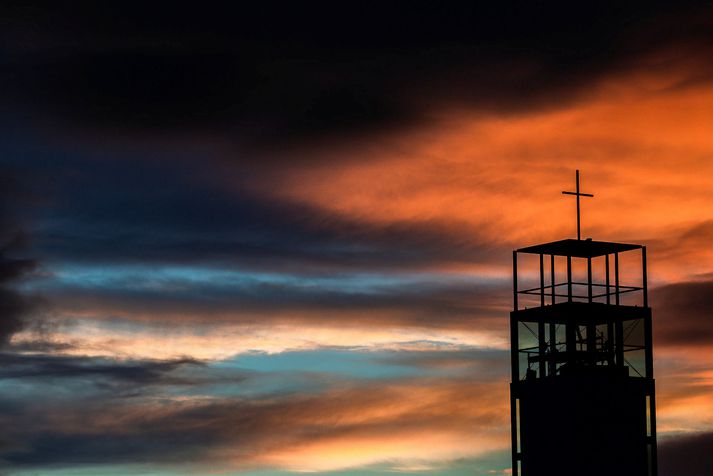 „Erfiðleikar og gleðistundir – sorg og sigrar eru allt kaflar í lífi mannsins. Presturinn hlustar, leiðbeinir, samgleðst og aðstoðar og gengur veginn fram með skjólstæðingum sínum. Í ljósi þessa er trúnaðarskylda presta hornsteinn í samandi þeirra við sóknarbörn og aðra skjólstæðinga.“