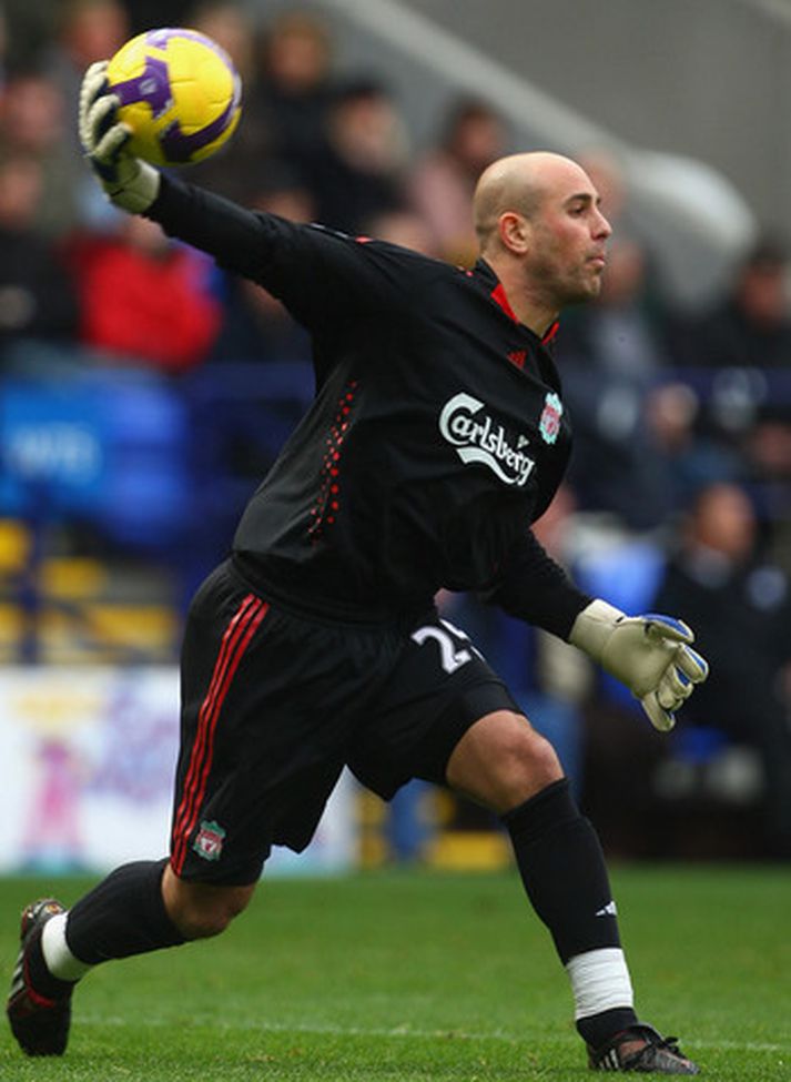 Pepe Reina í leik með Liverpool.
