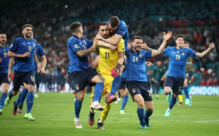 Gianluigi Donnarumma í þann mund sem hann áttaði sig á því Ítalir væru orðnir Evrópumeistarar.