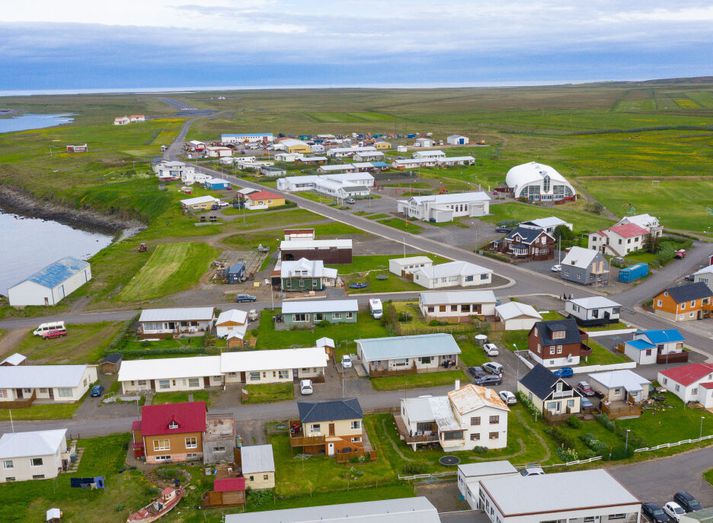 Skólabygginguna má sjá aftarlega á myndinni, andspænis gula húsinu með rauða þakið.