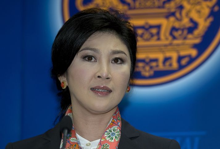 Yingluck Shinawatra hefur verið flutt á ónefndan stað ásamt fjölskyldumeðlimum.
