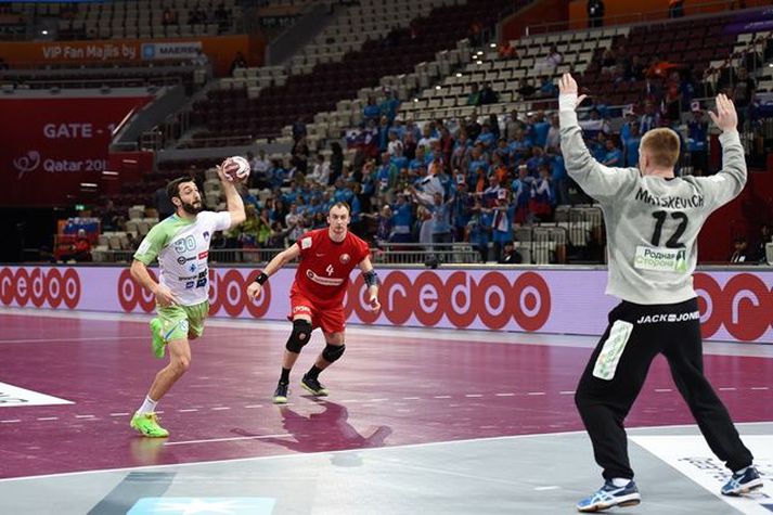 Dragan Gajić skorar eitt 15 marka sinna gegn Hvíta-Rússlandi.