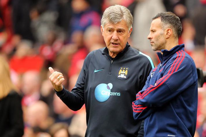 Kidd og Giggs fara yfir málin.