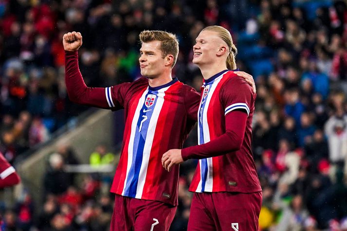 Alexander Sorloth og  Erling Haaland fagna saman marki á móti Slóvakíu í gær en það dugði ekki til sigurs.