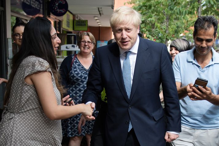 Boris Johnson er nú orðinn leiðtogi stærsta flokksins á breska þinginu. Með sigri hans aukast líkurnar á samningslausri útgöngu Bretlands úr Evrópusambandinu talsvert.