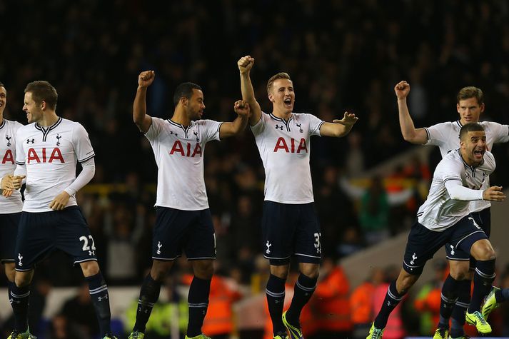 Leikmenn Tottenham fagna hér sigrinum í gær.