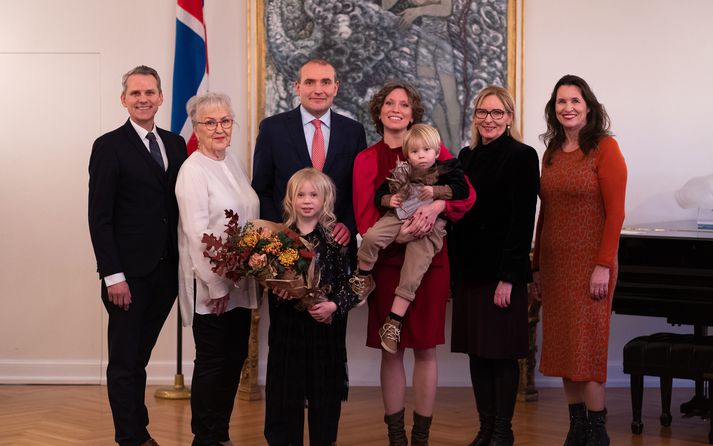 Soffía Sigríður Níelsdóttir ásamt Hr. Guðna Th. Jóhannessyni, forseta Íslands, og dómnefnd Íslensku bjartsýnisverðlaunanna þeim Magnúsi Geir Þórðarsyni, Þórunni Sigurðardóttur, Sif Gunnarsdóttur og Rannveigu Rist.