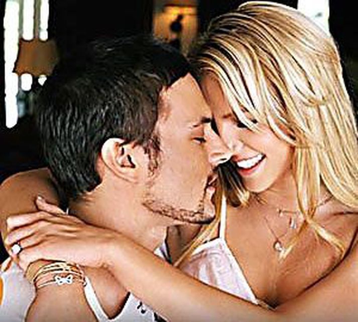 Feta í fótspor stjarnanna Britney Spears vill herma eftir Madonnu og Angelinu Jolie og ættleiða barn.