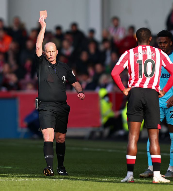 Mike Dean sýnir Josh Dasilva, leikmanni Brentford, rautt spjald í leik gegn Newcastle þann 26. febrúar.