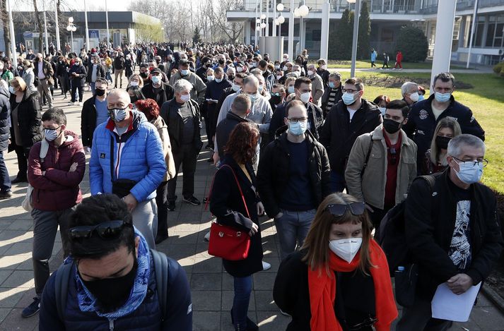 Fólk í röðum eftir sprautu af bóluefni AstraZeneca í bólusetningamiðstöð í Belgrad í dag. Fólkið kom frá Bosníu og Hersegóvínu, Svartfjallandi og Norður-Makedóníu.