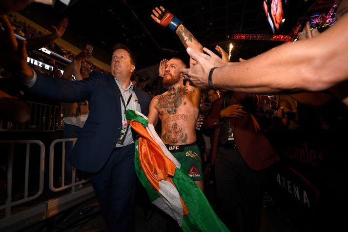 McGregor fagnar sigrinum á Diaz.