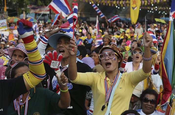 Andstæðingar ríkisstjórnarinnar við Lýðræðistorgið í Bangkok.