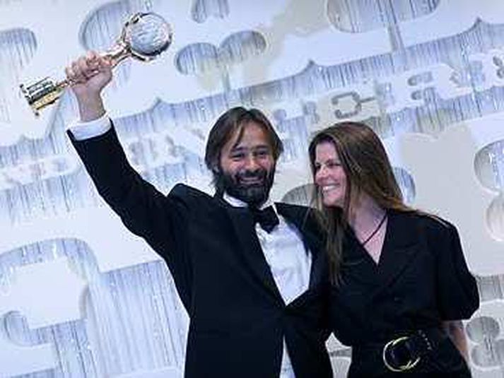 Mýrin hlaut flest Edduverðlaun á síðasta ári. Hún hlaut einnig Crystal Globe verðlaunin á Karlovy Vary hátíðinni. Hér er Baltasar Kormákur að taka á móti þeim verðlaunum í Tékklandi ásamt konu sinni Lilju Pálmadóttur.