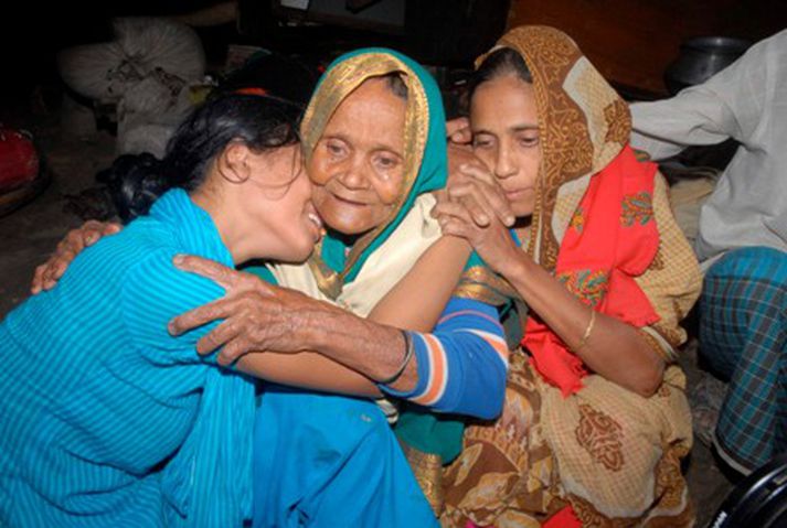 Eftirlifendur syrgja þá sem fórust í veðurofsanum í Bangladess í gær.