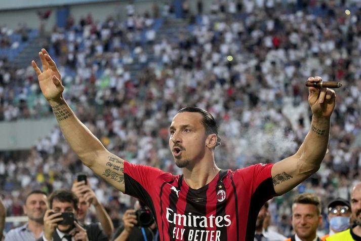 Zlatan Ibrahimovic var aðalmaðurinn í fagnaðarlátum AC Milan manna enda maður með mikla reynslu af því að fagna titlum.