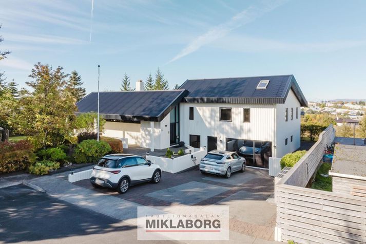 Þriggja hæða hús í Breiðholtinu. 