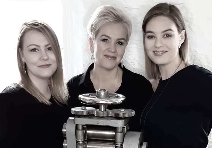 Bak við Raus Jewelry standa, Svana Berglind Karlsdóttir, Rut Ragnarsdóttir og Auður Hinriksdóttir.