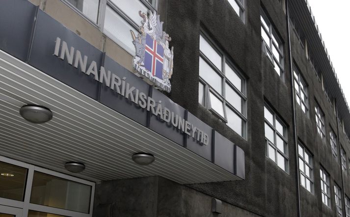 Innanríkisráðuneytið baðst afsökunar á formælingum sérfræðings síns í fangelsismálum og færði hann til í ráðuneytinu.