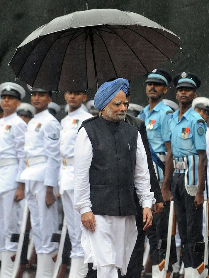 Manmohan Singh forsætisráðherra er í miklum vandræðum vegna ásakana um spillingu hins opinbera og mótmæla sem stigmagnast víða um landið.