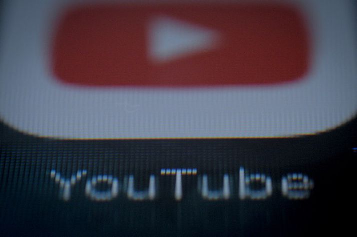 Youtube ætlar að leggja meiri áherslu á dómgreind manna en gervigreindar til að sía út óviðeigandi efni.