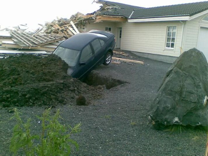 Þór Saari hirti nokkrar spýtur úr húsrústunum á Álftanesi.