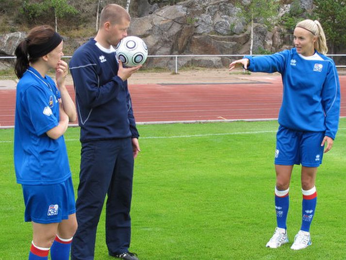 Guðrún Sóley Gunnarsdóttir fer yfir málin með Sigurði Ragnari þjálfara og Katrínu fyrirliða.