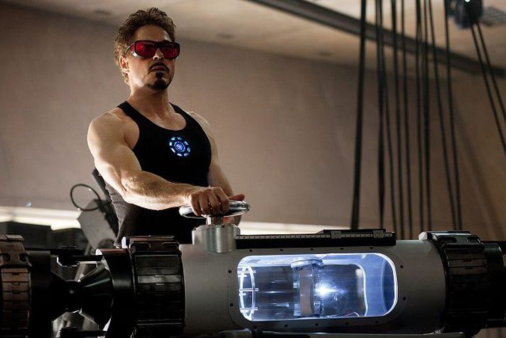 Robert Downey og félagar í Iron Man eru í smá vandræðum, leikstjórinn Jon Favreau er hættur.