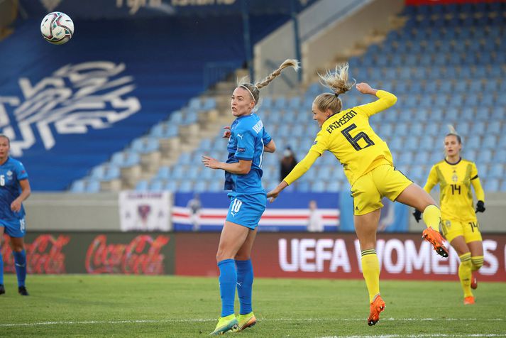 Dagný Brynjarsdóttir lék gegn Svíum þrátt fyrir meiðsli.