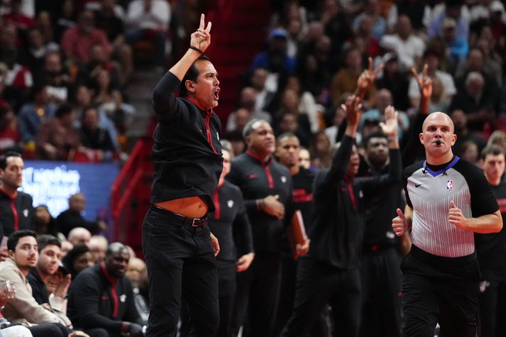 Erik Spoelstra sést hér lifandi á hliðarlínunni hjá Miami Heat.