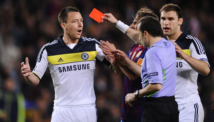 Cuneyt Cakir rekur hér John Terry útaf í Meistaradeildinni.