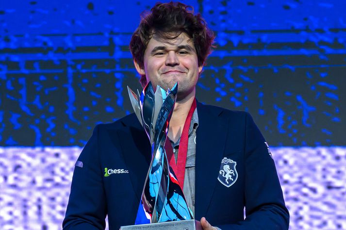  Magnus Carlsen með bikarinn sem hann vann á heimsmeistaramótinu í hrað- og atskák.