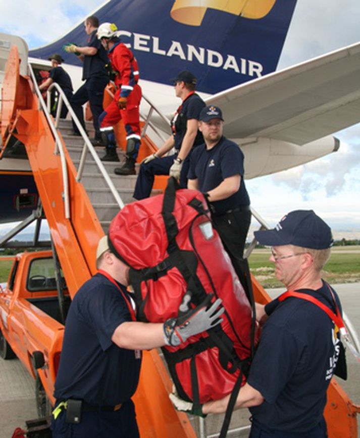 Fyrsta verk rústabjörgunarsveitarinnar var að afferma Icelandair flugvélina á flugvellinum í höfuðborginni Port au Prince.