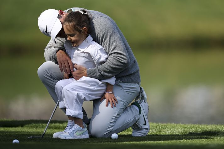 Rory McIlroy með dóttur sinni Poppy í Masters-vikunni.