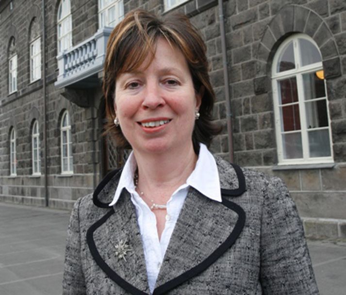 Diana Wallis hefur áður heimsótt Ísland. Hér sést hún fyrir framan alþingishúsið í apríl 2008.