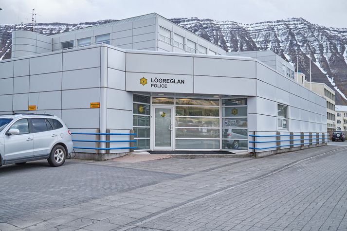 Inngangurinn að lögreglustöðinni var áður líkt og hér er á myndinni en er núna fyrir aftan húsið.