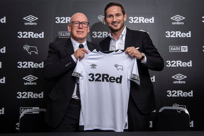 Frank Lampard með Derby búninginn.