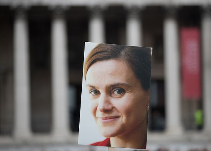 Bretar fagna lífi þingkonunnar Jo Cox þegar ár er liðið frá því að hún var myrt.